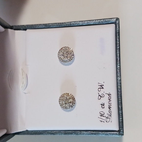 Gorgeous ⚜️ Sterling Silver Diamond Post Earrings  Intricate Design  *New*